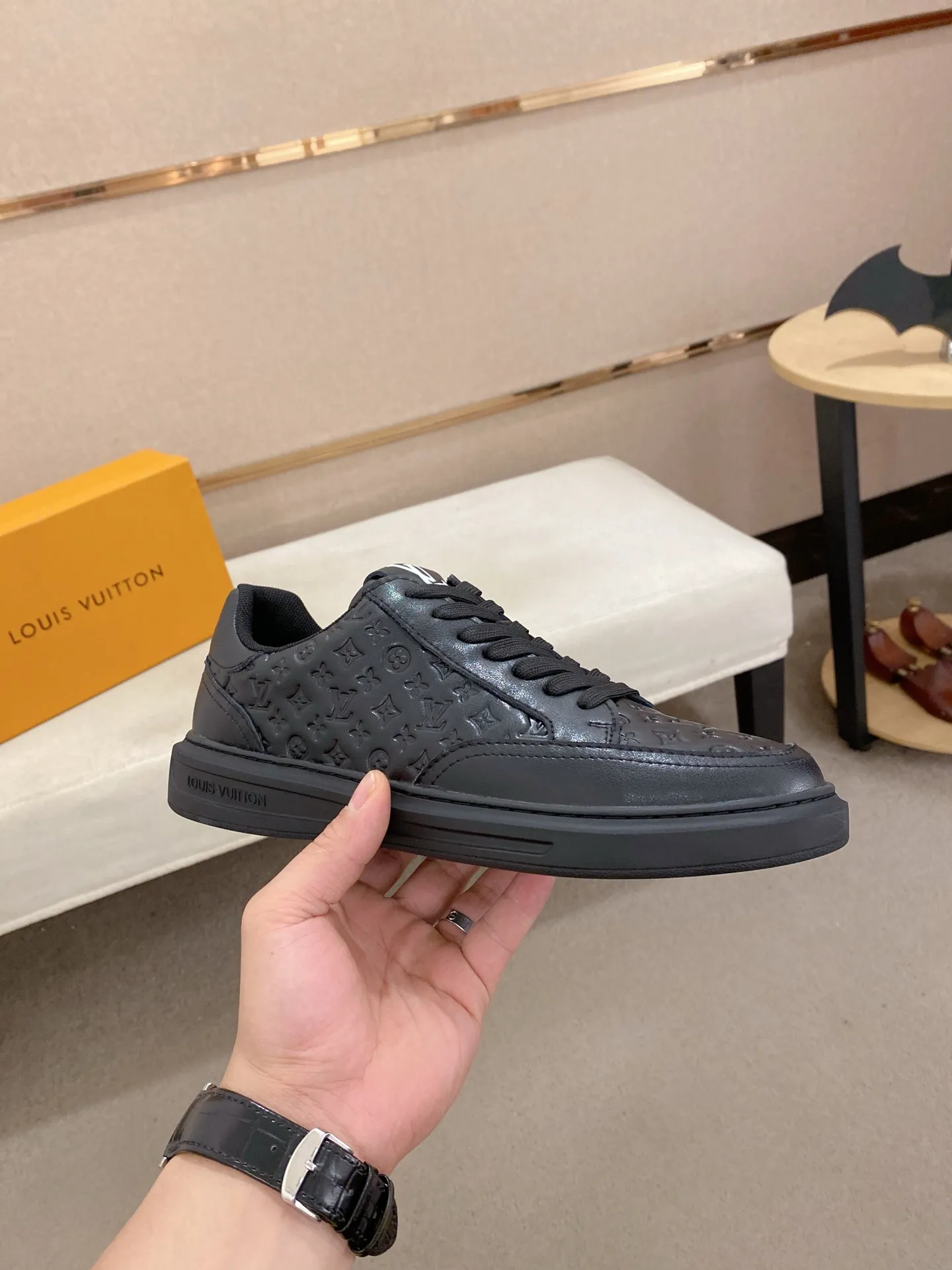 Men's shoes💰:420💰🇮🇹🇮🇹LV Louis Vuitton. The latest trendy casual shoes are popular in physical stores in sizes 38-44. New spring and summer comfortable imported custom original cowhide, unique jacquard fabric element design. Paired with sheepskin lining, Lv original bottom, [taiyang][taiyang] high-end packaging and high quality💪Details determine the quality, you can enter and leave the counter at will, welcome to compare🇮🇹